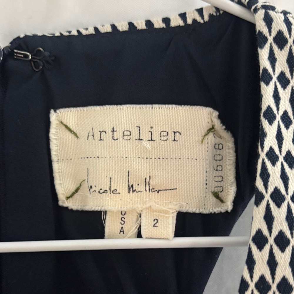 Artelier Nicole Miller Elegant Blue and White Patterned Dress - Picture 3 of 7